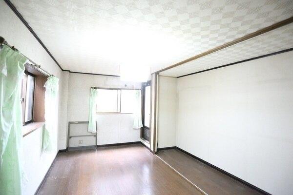 3面採光で陽光をたっぷり取り込む洋室。壁面が広く、家具の配置もしやすいゆとりある空間です。