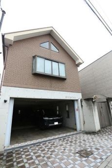 木造?鉄筋コンクリート造の3階建住宅。車庫にシャッター、玄関には門扉があり防犯性を高めています。