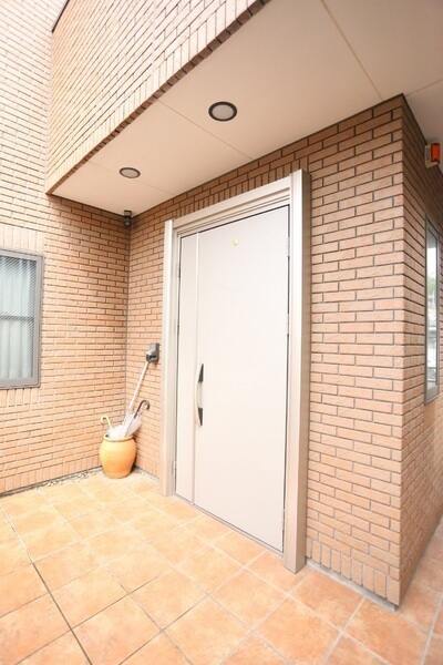 玄関は2階部分にございます。玄関扉には、セキュリティ性の高い指紋認(rèn)証式が採(cǎi)用されています。