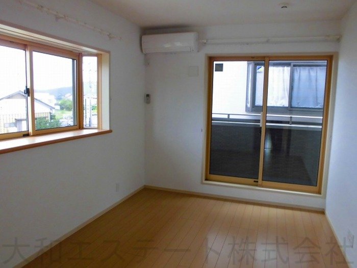 洋室(クイーンズコート春)