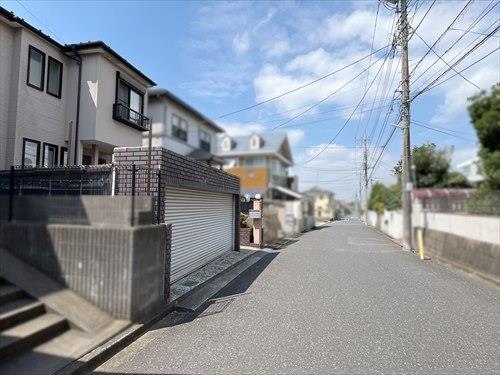 前面道路（２０２５年８月撮影）