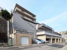 第一種低層住居専用地域內の落ち著いたエリアに所在。RC造地上3階地下1階建、総戸數は20戸です。