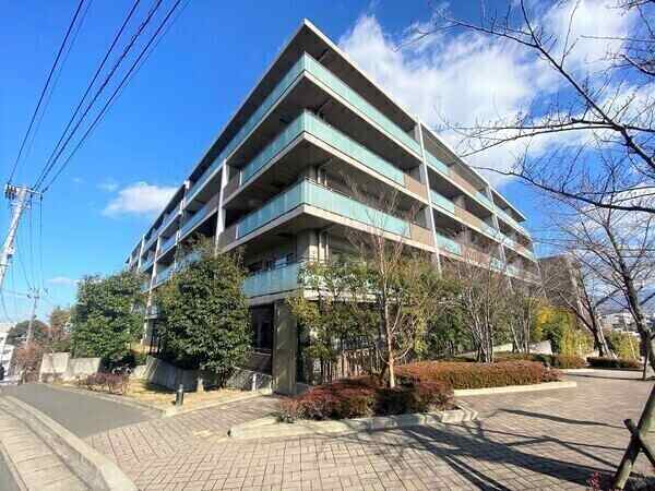 2012年8月築、三菱商事株式會社分譲マンションです。閑靜な住宅街にあり、落ち著いた生活が葉います。