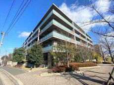 2012年8月築、三菱商事株式會社分譲マンションです。閑靜な住宅街にあり、落ち著いた生活が葉います。