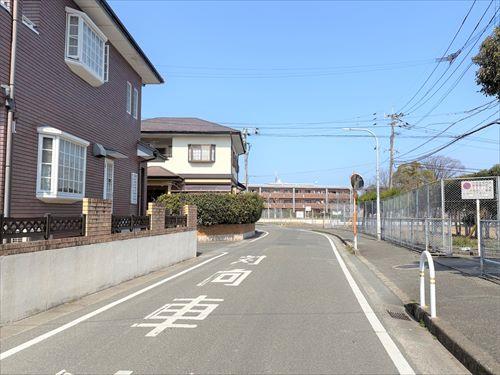 東側前面道路