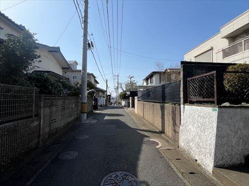 前面道路（東から）