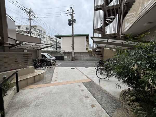 駐輪スペースもしっかりと確保されています