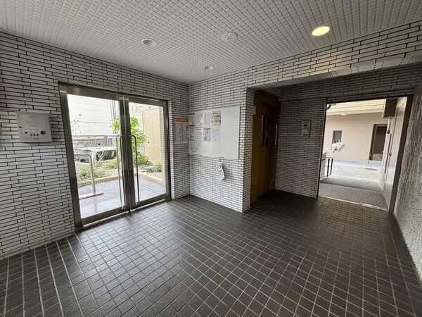 明るく管理の行き屆いたエントランスホール