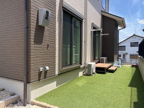 庭（人工芝?ウッドデッキ）