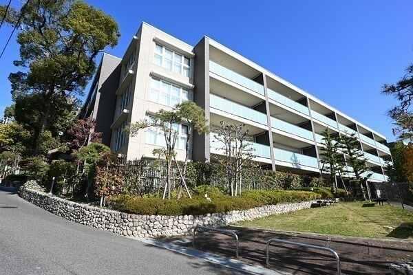閑靜な住宅街に立地。引渡しから1年間の設備保証が付保されています(補修費用等には上限がございます)。