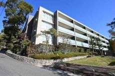 閑靜な住宅街に立地。引渡しから1年間の設備保証が付保されています(補修費用等には上限がございます)。