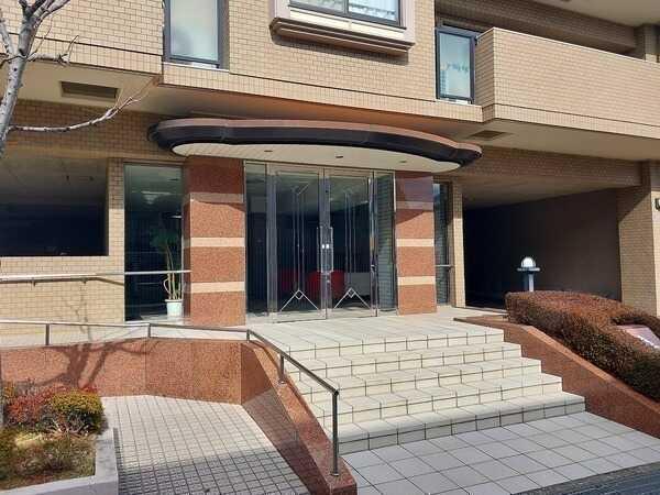 セキュリティに配慮されたオートロック付きマンション。スロープがあり、ベビーカー利用時もスムーズです。