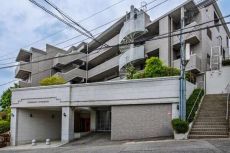 2001年3月築。第一種低層住居専用地域に佇む、総戸數12戸の地下1階地上3階建てマンションです。