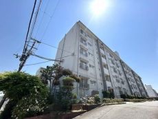 高臺に位置する閑靜な住宅街に立地。豊かな自然に囲まれた住環境で、穏やかで落ち著いた暮らしが葉います。