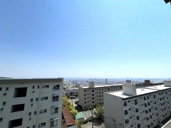 バルコニーからの眺望。神戸の海や山、街並みが一望でき、開放的なお家時間を過ごせます(天候による)。