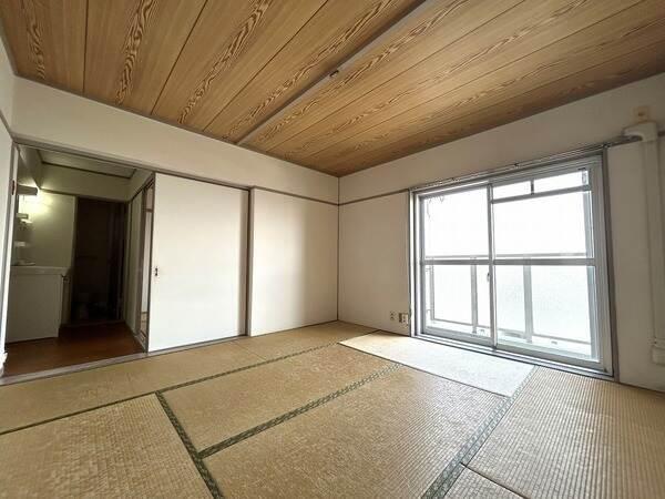 約８帖の和室。南東向きのバルコニーから陽光が入る室內(nèi)。