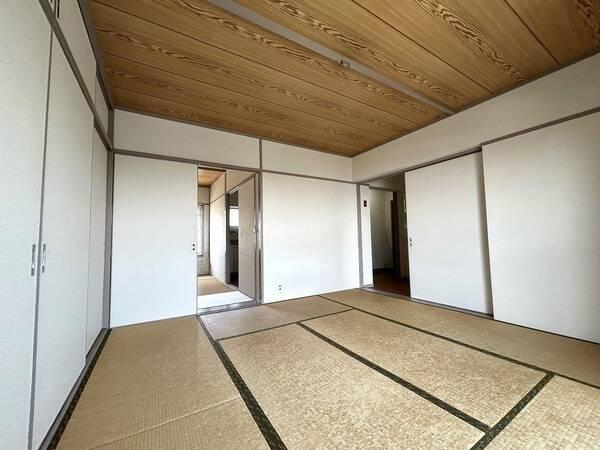 約８帖の和室。壁一面に押入が備わり、住空間をゆったりとご活用いただけます。