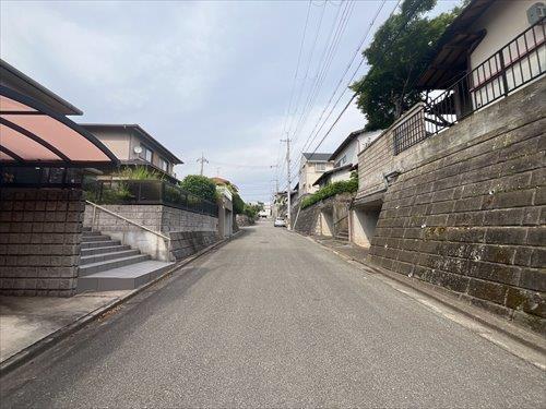 前面道路（西側より）