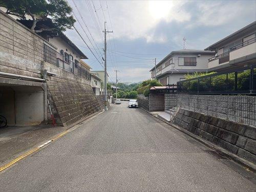 前面道路（東側より）