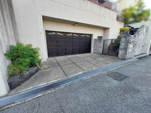 屋內2臺、屋外1臺の計3臺駐車可能(車種による)。屋內駐車場から直接室內へアクセス可能です。