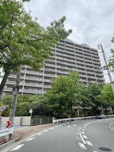 SRC造地上15階建。徒歩2分のバス停より、阪急寶塚線「寶塚」駅まで乗車約14分でアクセス可能です。