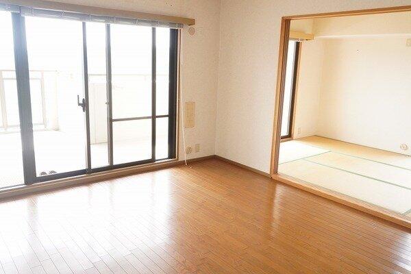 西側バルコニーに面したLD。和室と一體利用することで、北側からの採光?通風も確保できます。