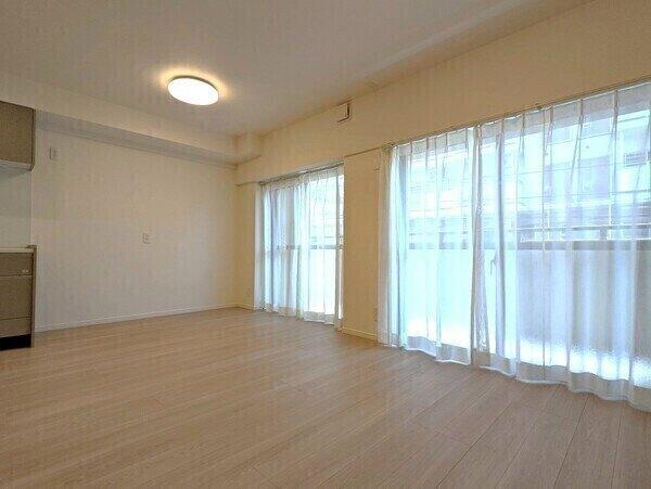 LDKは東向きバルコニーに面します。朝日を浴びて気持ちよく一日をスタートすることができそうです。