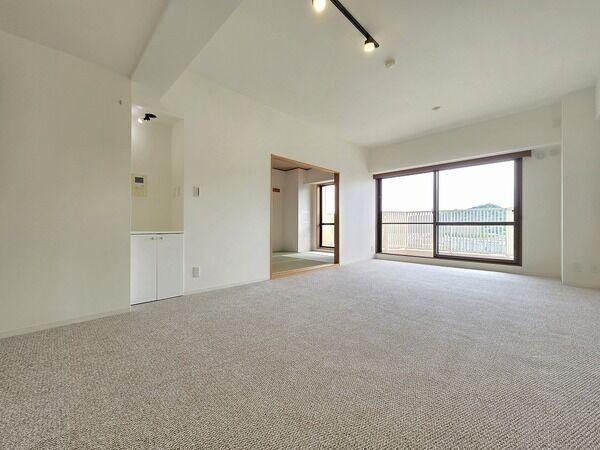 総戸數214戸のSRC造大規模マンションです。地上14階建の11階部分に所在。南向きで陽當り良好。