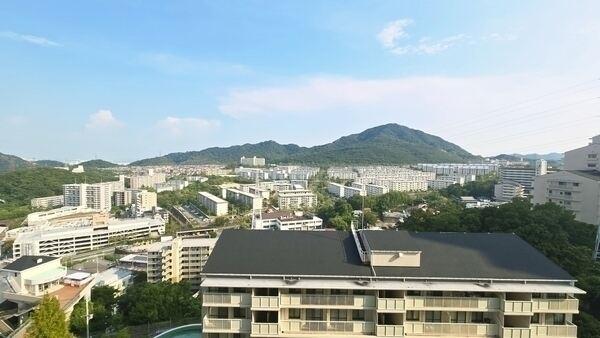 住戸から、緑豊かな山々や神戸の海を望むことができます(天候による)。自然を身近に感じられます。