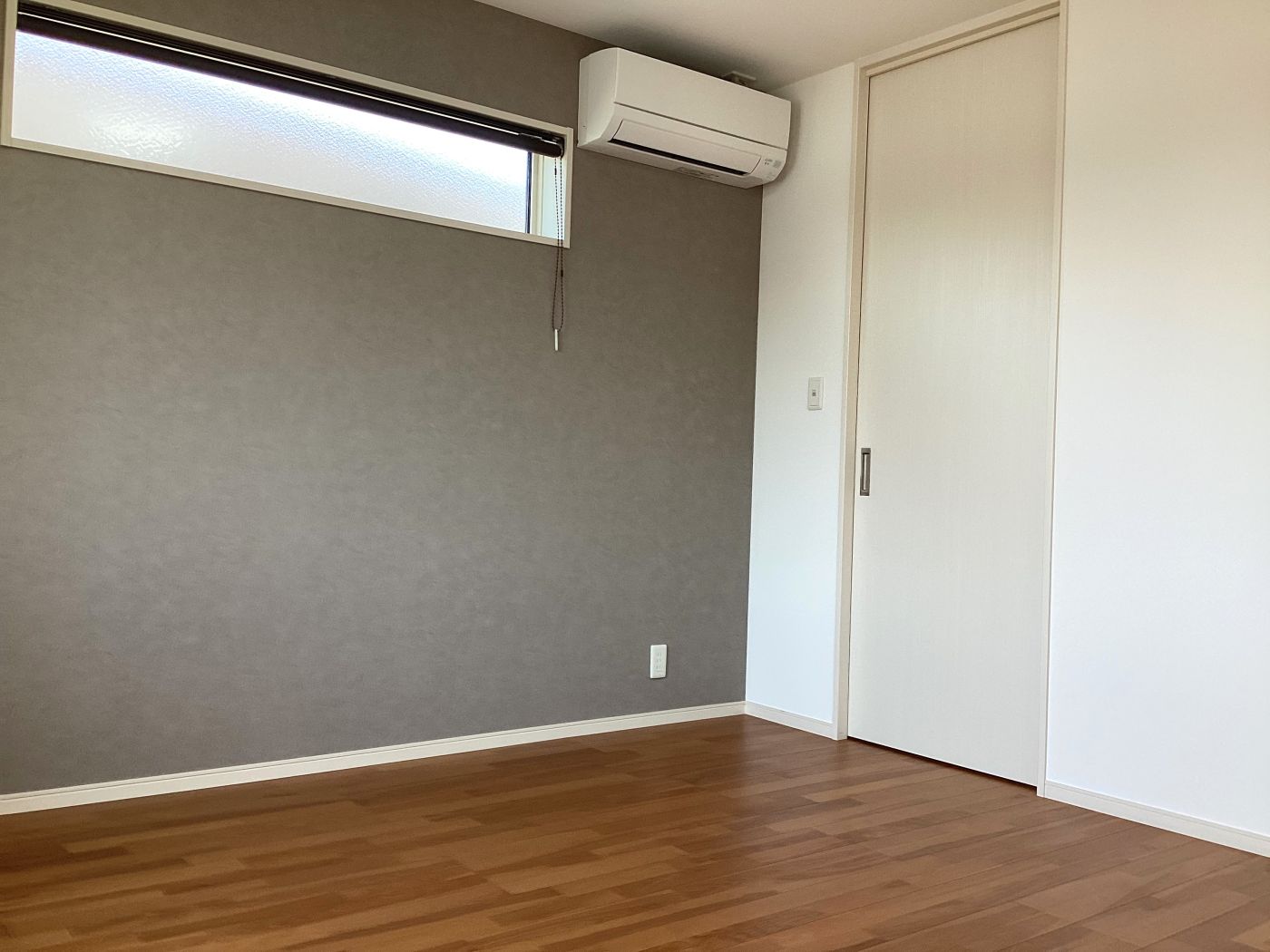 約8帖の主寢室（2025年6月撮影）※エアコンは価格に含まれます。