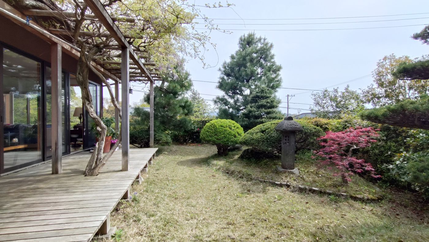 木々の眺めを楽しむ庭と、藤棚のあるテラス?。玻埃玻的辏丛麓橛? onerror=