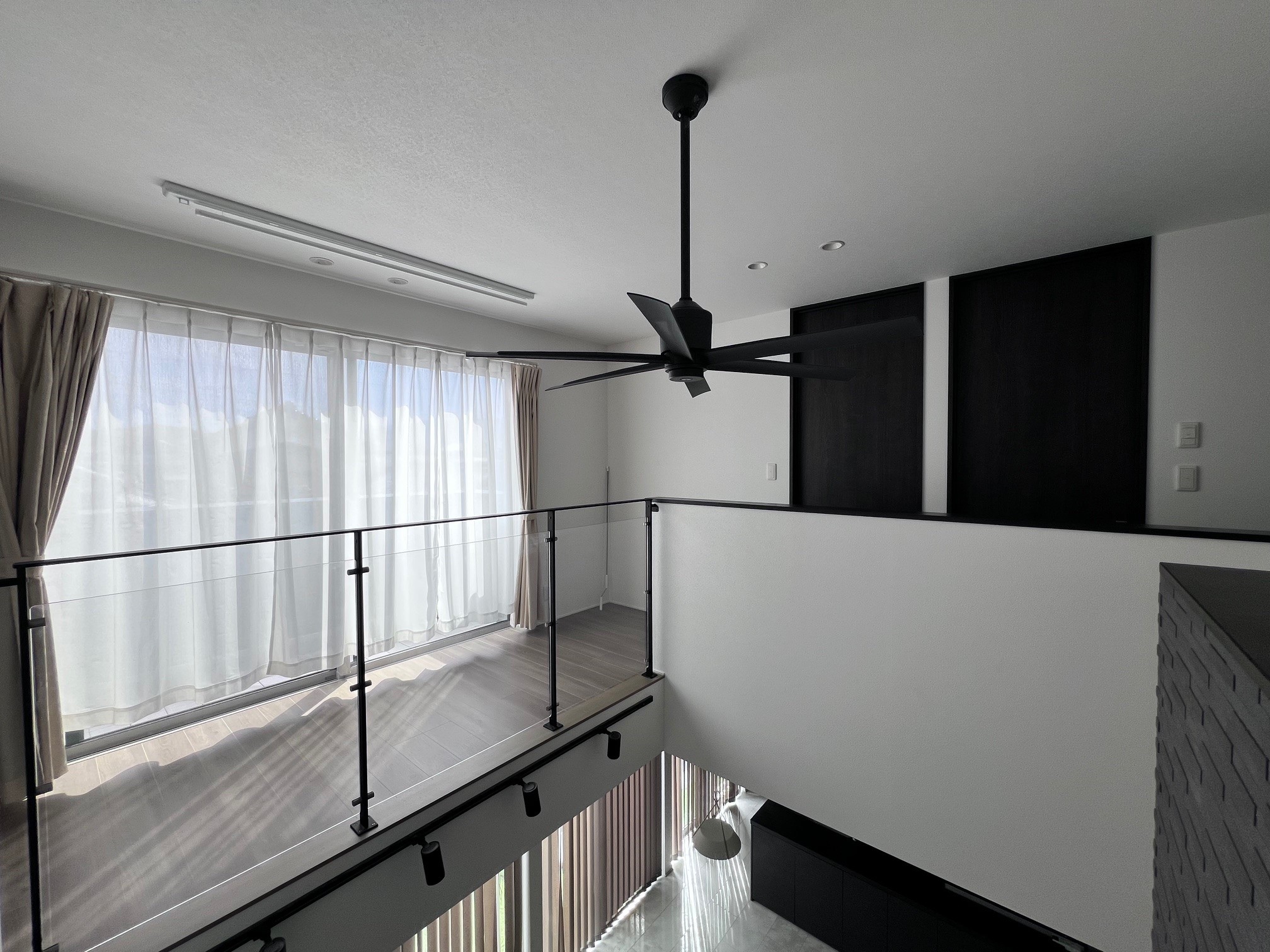 開放感のある吹抜　寫真內のカーテンは価格に含まれません