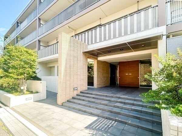 植栽の緑に彩られたエントランス。JR京浜東北?根岸線「港南臺」駅まで徒歩12分。閑靜な住環(huán)境です。
