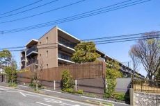 2018年12月築、RC造4階建。三菱地所レジデンス分譲の「ザ?パークハウス」シリーズです。