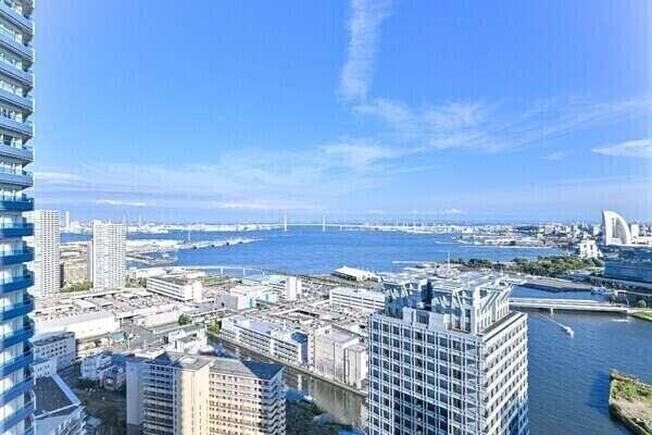 北東向き?橫浜ベイブリッジビュー。室內?バルコニーからオーシャンビューをお楽しみいただけます。