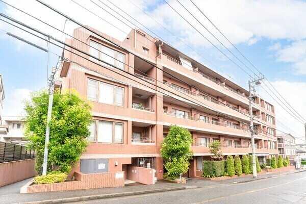 東急田園都市線「宮前平」駅徒歩5分。1998年11月築、ペットと暮らせるマンションです(細則有り)。