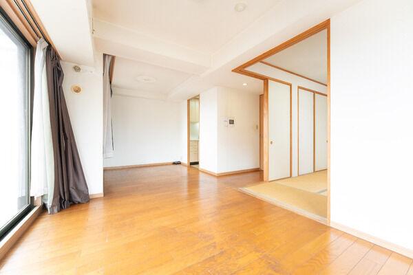 約10.9帖のLDには和室が隣接しています。引き戸を開放しLDの続き間としても活用できます。