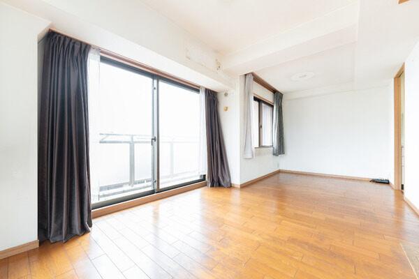 ゾーニングがしやすい橫長のLDです。床暖房が設置されており、寒い季節も快適に過ごすことができます。