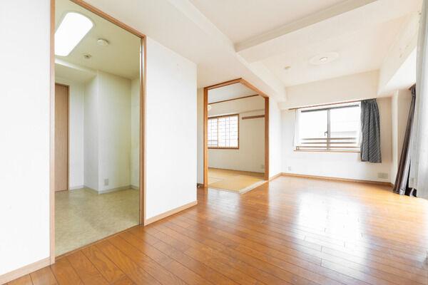 生活感がでやすいキッチンは獨立型で中が見えにくい仕様。ゆったりと寛げるリビング空間が実現します。