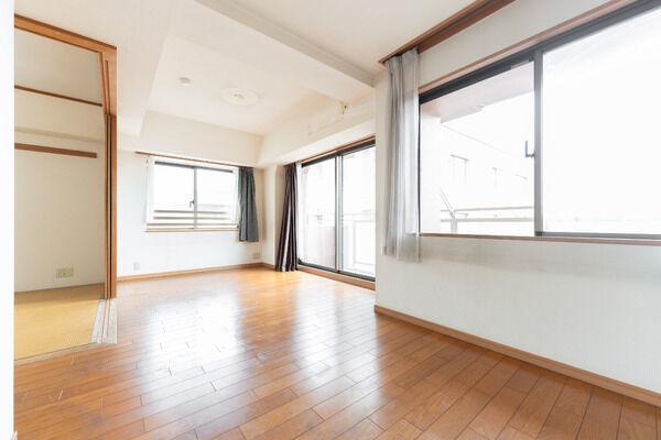 2面採光で明るい空間です。掃き出し窓からは東向きのバルコニーにアクセスすることができます。