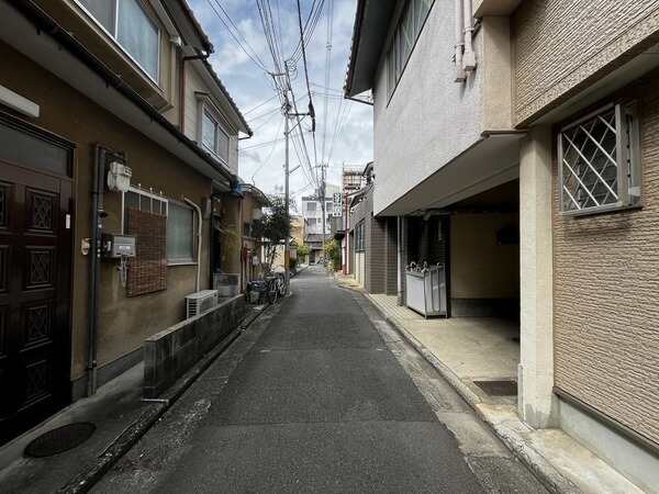 徒歩や自転車でも移動がスムーズで、小さなお子様がいらっしゃるご家庭にも負擔の少ない平坦な地勢です。