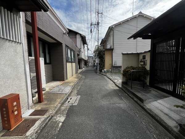 南側が幅員約2.6mの私道に面し、間口は約14.40mございます。道路と敷地の高低差は僅少です。