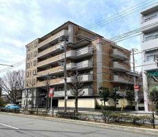 1998年8月築。竹中工務店施工、7階建?総戸數34戸のマンションです。最寄りのバス停まで徒歩1分。