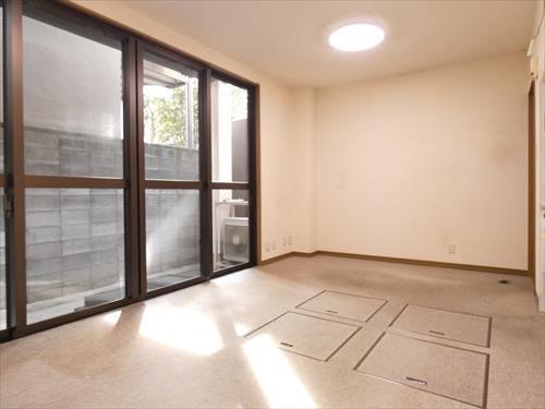 １階洋室（約９．９帖）