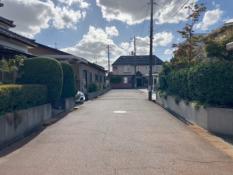 前面道路 寫真撮影日：10/1/25, 12:00?AM