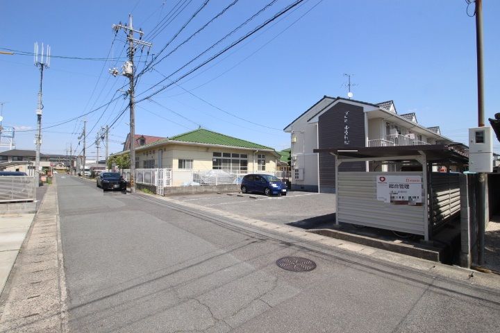 ☆現(xiàn)地前面道路を含む外観☆