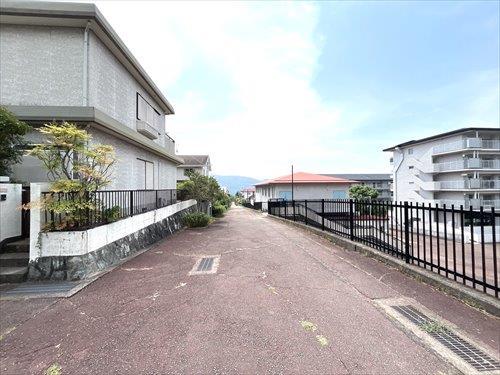 西側(cè)前面道路