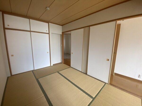 和室は廊下とLDKからの2WAYアクセス。回遊することができ、動線良好です。天袋付きの押入有り。