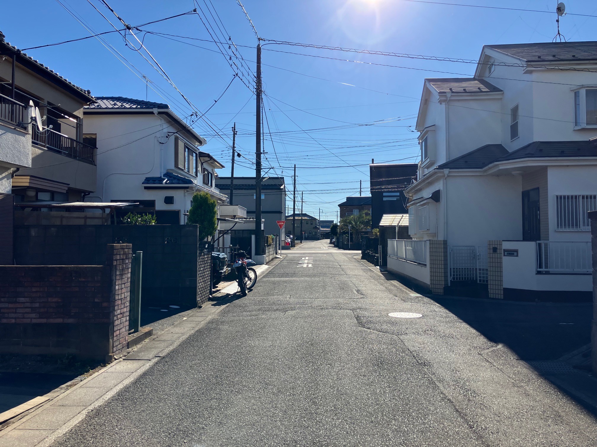 前面道路（2024年12月撮影）