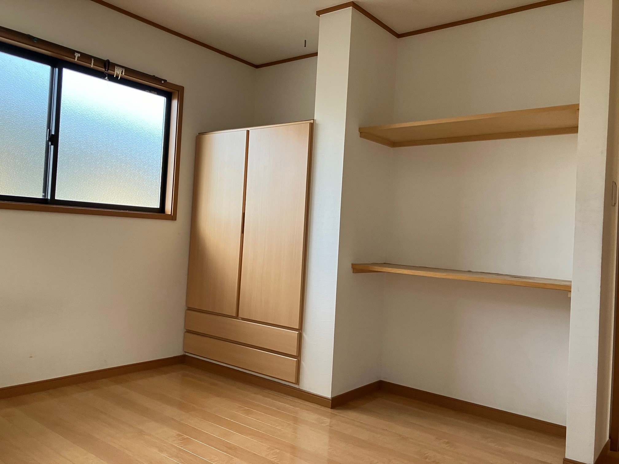 北西側約6.5帖の洋室